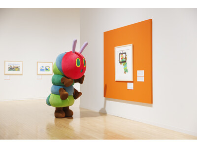 明日開幕！「エリック・カール展 はじまりは、はらぺこあおむし」一足先にあおむしが来場。オリジナルグッズや...