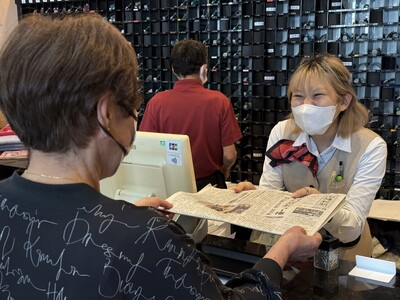 新聞週間に合わせて温泉施設から届ける地域還元企画。瀬戸大橋温泉やま幸で『山陽新聞』200部を無料配布