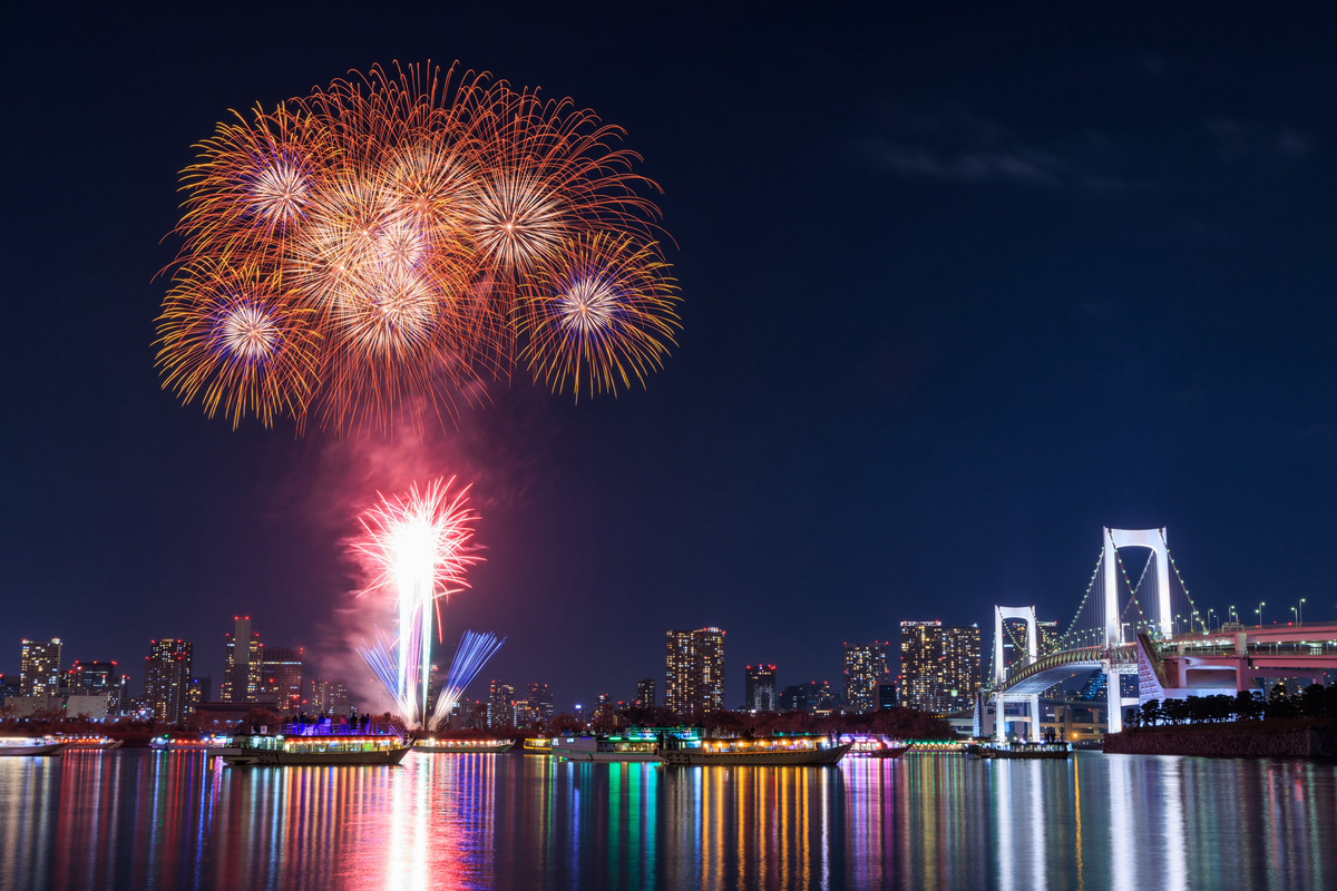【約11年ぶりの復活】中央区・港区制80周年記念「東京湾大華火祭」を船上の特等席で！屋形船あみ達