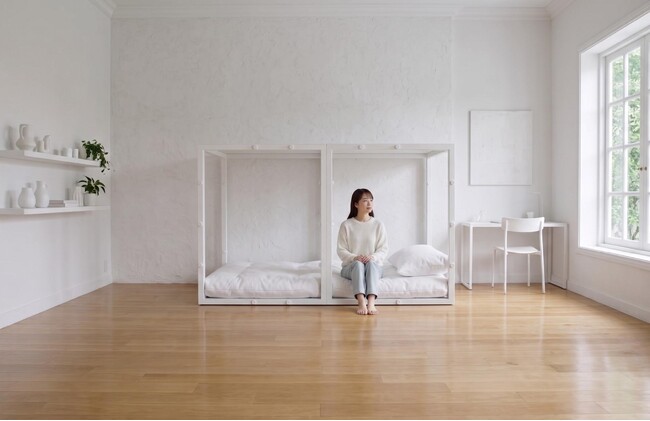 家がつぶれても、つぶれないベッド。置くだけで、地震から命を守る強く、美しい"空間"を。耐震シェルターベッド『TETUNOMA（鉄の間）』2026年8月から販売開始