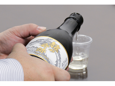 【千葉県印西市】地元米を活かした日本酒プロジェクトがついに結実。完成した新酒を携え、印西市商工会が市長へ...