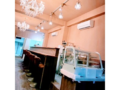 漫画ギャラリーカフェ「CAFEオカオカ」移転オープン