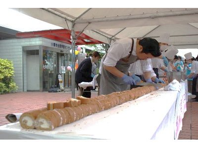 オープニングセレモニーで９mのロールケーキをカット！