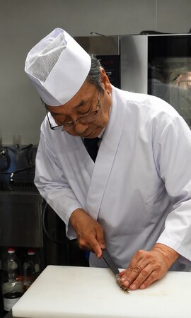北九州市「技の達人」・住宅型有料老人ホーム「由縁」森山眞一料理長が北九州市の観光・インバウンド課から取材 | 併設するJINGU COFFEEにて、料理長による新料理メニューの提供開始