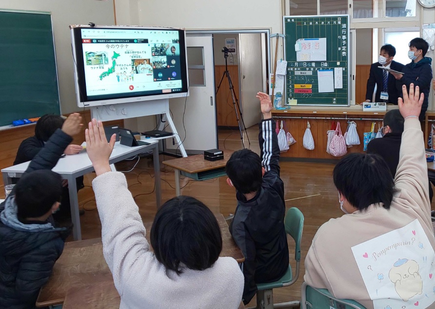 化粧品メーカーのウテナが、高知県北川小学校でオンライン授業『特産品のゆずが化粧品になるまで』を出前授業しました