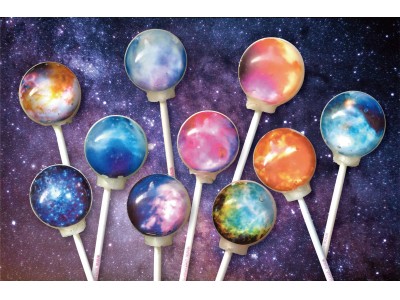 宇宙はチーズケーキ味！？惑星キャンディ最新作“Nebula Lollipop”は見た目にも味にも大注目！！