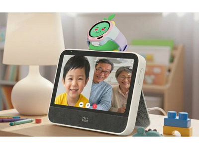 �Ƒ��̃R�~���j�P�[�V�����Ɠ���T�|�[�g��1��ɏW�� �t�@�~���[�n�u�f�o�C�X�umyFirst Frame Clario�v����