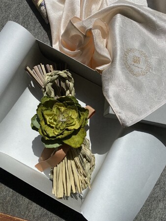 神宿る草『真菰（まこも）』を綯い島根県花の『牡丹』を布から仕立てる。出雲の國発、地域文化をつなぐ新たな花文化『真菰布花飾り』を正式発表。