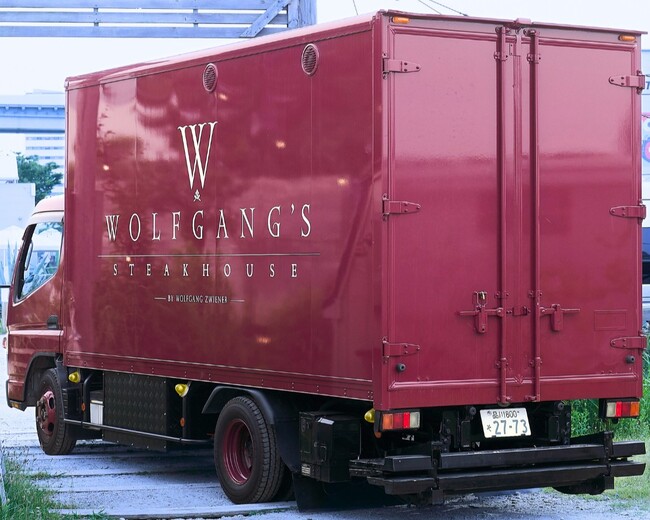 “動くウルフギャング・ステーキハウス”「ウルフギャング・ステーキハウス ポータブルキッチン」が丸の内・仲通りに登場