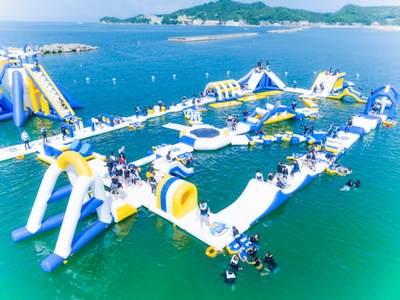 関西最大級・全周約260mにパワーアップした海上アスレチック「AQuaLooP（アクアループ）」7月4日（土）夏本番目前に、片男波海水浴場に今夏もオープン！