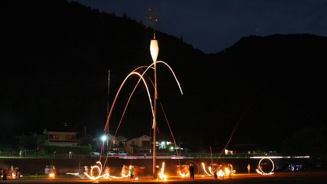 日本唯一の“飛び地の村”で炎と祈りの一夜 和歌山・北山村「柱松」と追善盆踊りの夏祭りを8月11日開催