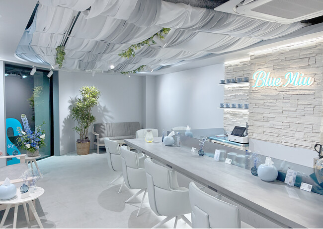 “青に没入する”特別なカフェ体験を。ブルーグレーに包まれた昼夜楽しめる「Blue Miu Cafe」が大阪・中崎町にオープン
