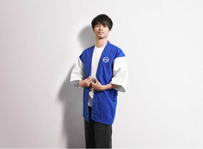 英国プレミアリーグ・Brighton & Hove Albionの公式ライセンスモデル発売。三笘薫選手の着用ビジュアルとともに、新ブランド「heri:sync」が新たな応援体験を提案。