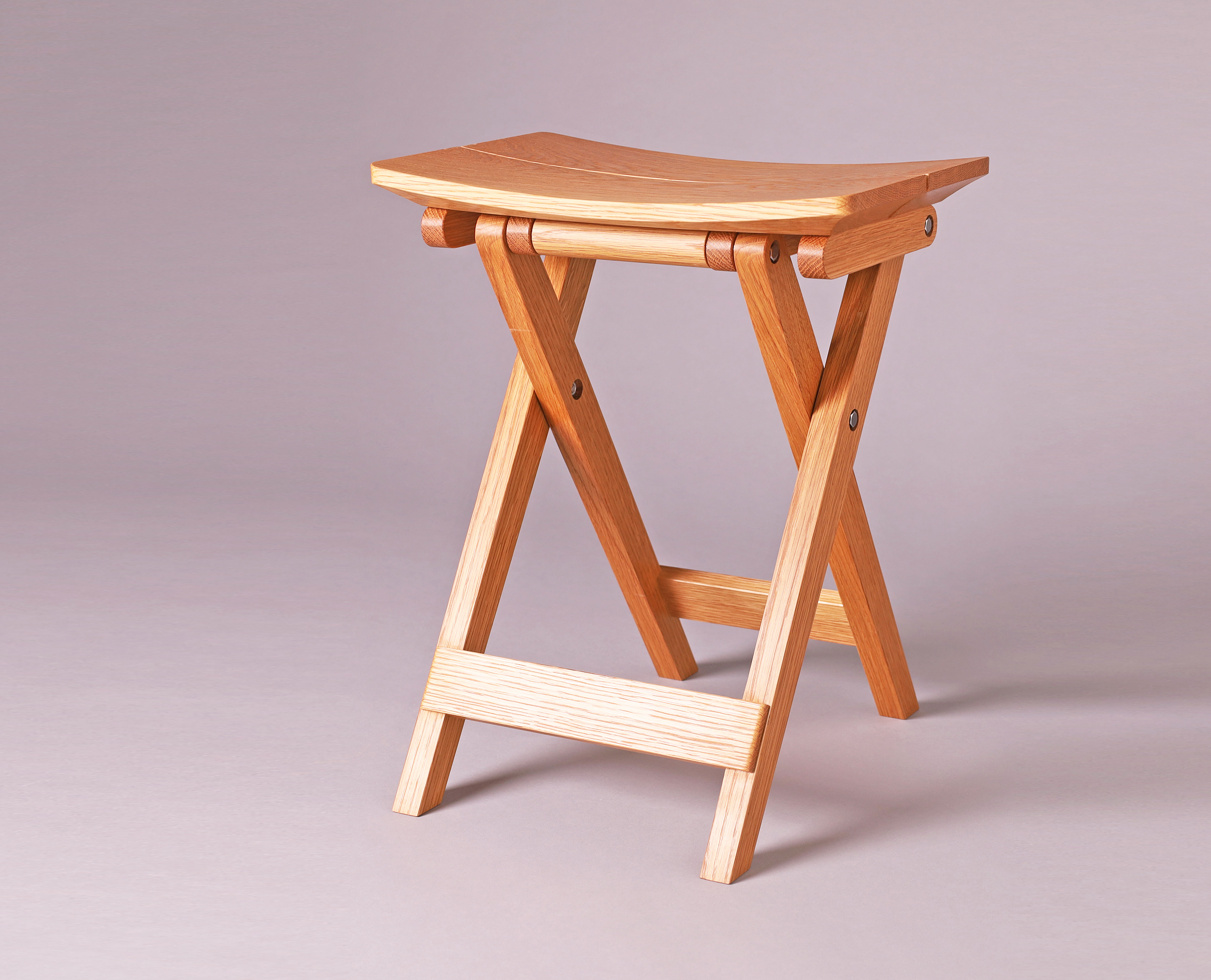 iF DESIGN AWARD 2026受賞｜折り畳み椅子を日常家具へ再定義する「Quiet Arc Folding Stool」
