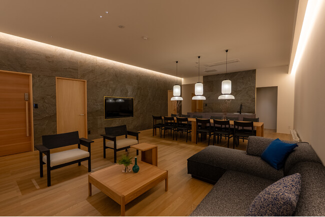 元コンビニを一棟貸ホテルに――函館・宝来町に地域とつながる宿『NEXUS HOTEL函館』誕生