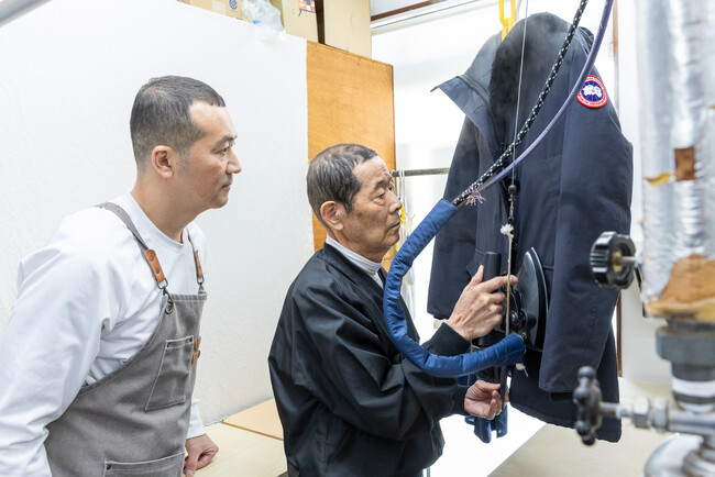 84歳の現役職人が世界基準の「PFAS規制」に挑む。高級ダウンのボリュームを復活させる『ダウン専用サプリメント洗浄』を本格始動。