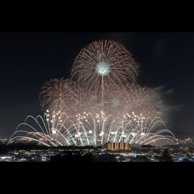 病院の窓から見る15分間の応援の花火、夜空に打ち上げる子どもたちへのエール