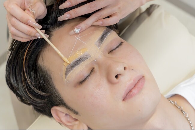 学割3,000円！「横浜 メンズ眉毛サロン」検索需要拡大。Google口コミ900件超の「KEGIRAI横浜店」が利用者増加。自社開発の眉毛専用美容液・FC展開も強化