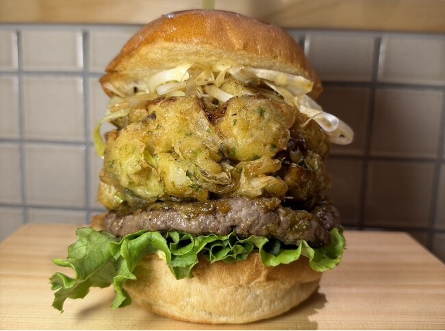 Craft Burger & Grill JIRO、地元・台東区ゆかりの「江戸千住葱」を豪快に味わう高さ約15cmの新作BIGバーガーを発売
