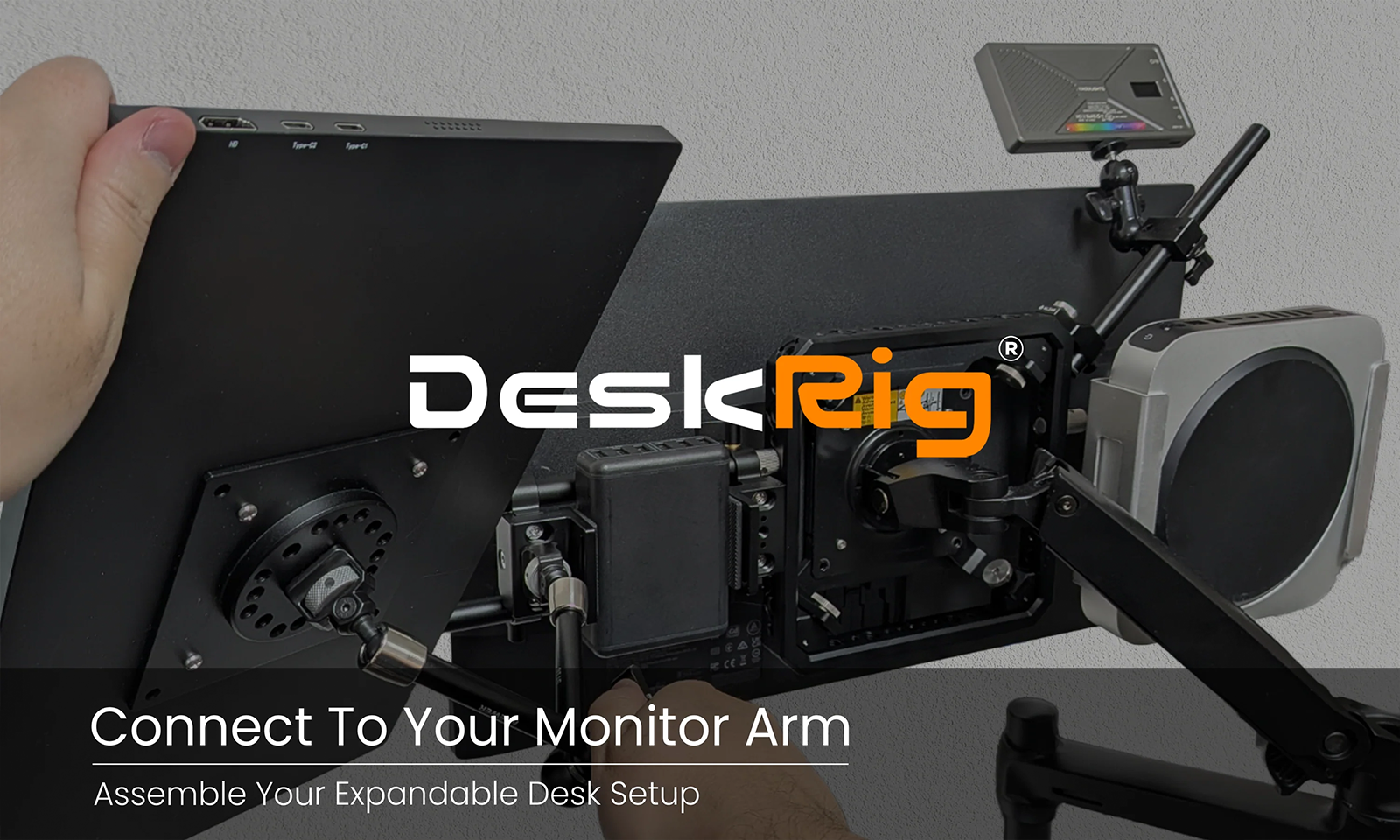 VESA規格に対応。モニターアームへフレームを構築し機材配置をカスタマイズ。ALZAR「DeskRig」公式サイトにて販売開始。