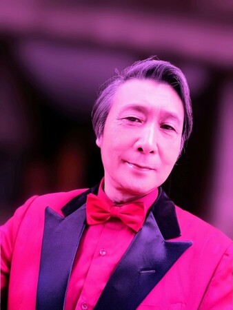 デモネアの魅力が一杯で圧倒的なビジュアルの良さと魂しいの歌声が武器！タレントのハンサムユカリーオ「美空ひばり生誕祭」に美空ひばりさんのカバー曲『母』で奇跡の世界デビューをついに果たした！
