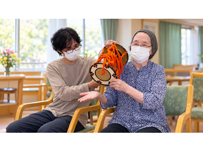 高齢者と外国人スタッフが能「高砂」の一節をともに謡う　能楽師の実演に続く参加型プログラムを11月1日に開催（後援・東久留米市）