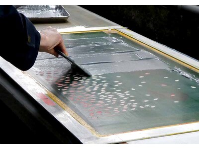 京友禅の工場で職人技に触れる「京友禅しごき染ワークショップ」開催中