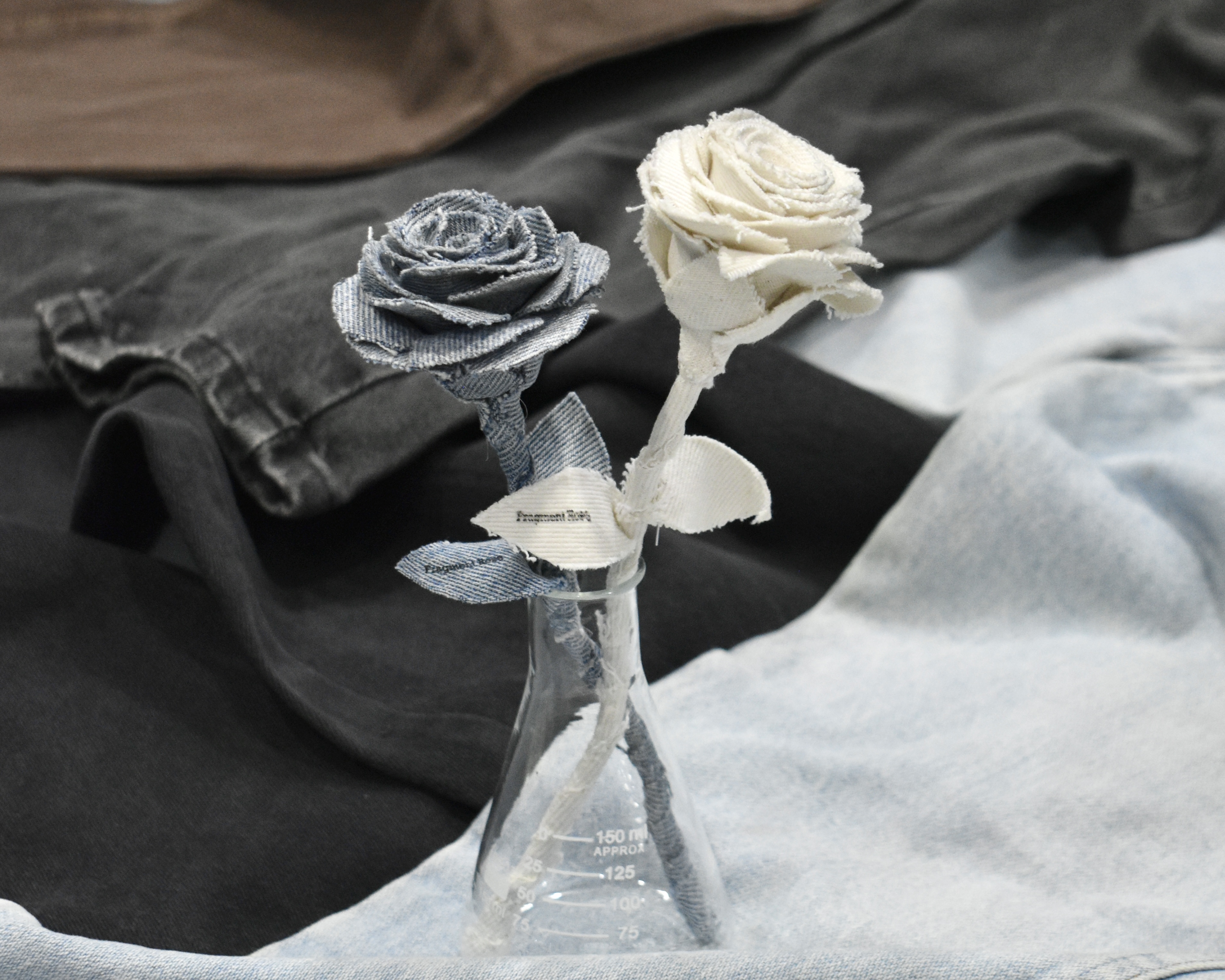 衣服を、枯れない花へ。世界各地から集められた衣服を一輪の薔薇へと再構築するアップサイクルプロダクト「Fragment Rose」、OEM・企業向け特注製作の本格受付を開始