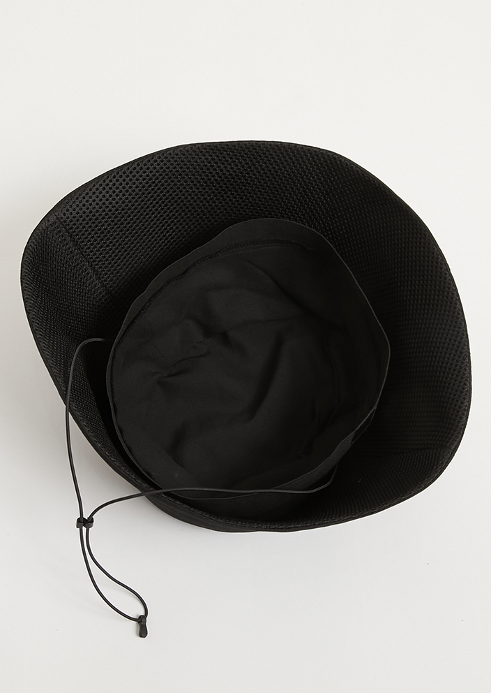 KREVAとALMOSTBLACKが新たなカプセルコレクションを発表