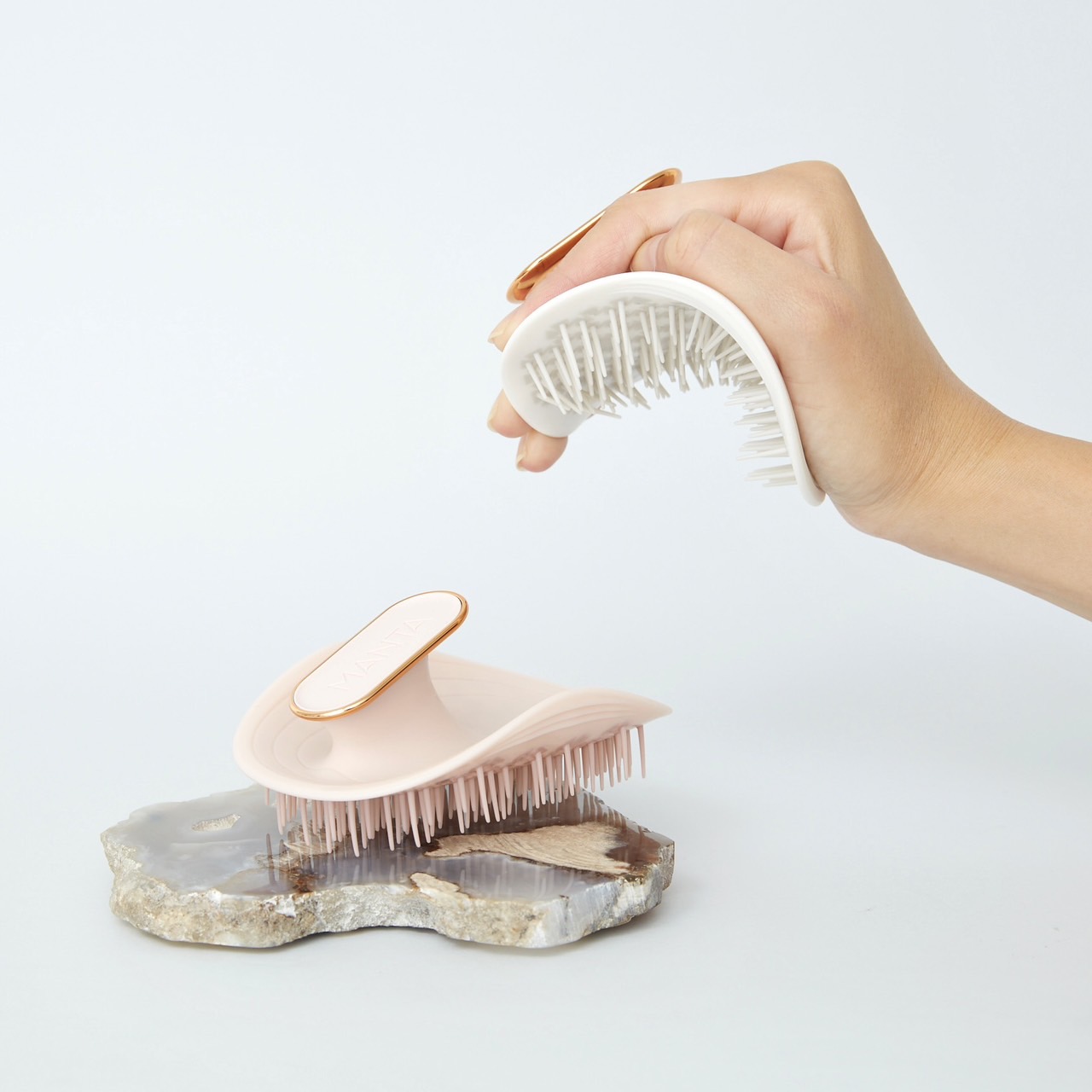 ＜メイクアップキッチン＞イギリス発 ウェルネスヘアケアブラシ「MANTA(マンタ)」が日本上陸！10月1日(土)より発売