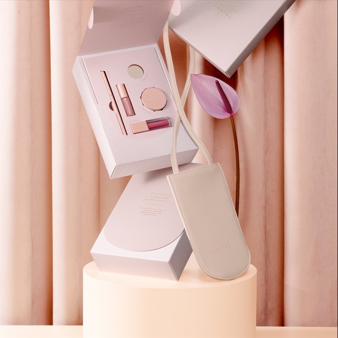 【to/one】”自ら輝きの光を放ち、幸せに満ちた女性”をイメージしたホリデーコレクションを発売！コフレ限定処方のメイクアイテムが入ったコフレに加え、ミニサイズのネイルポリッシュセットが登場