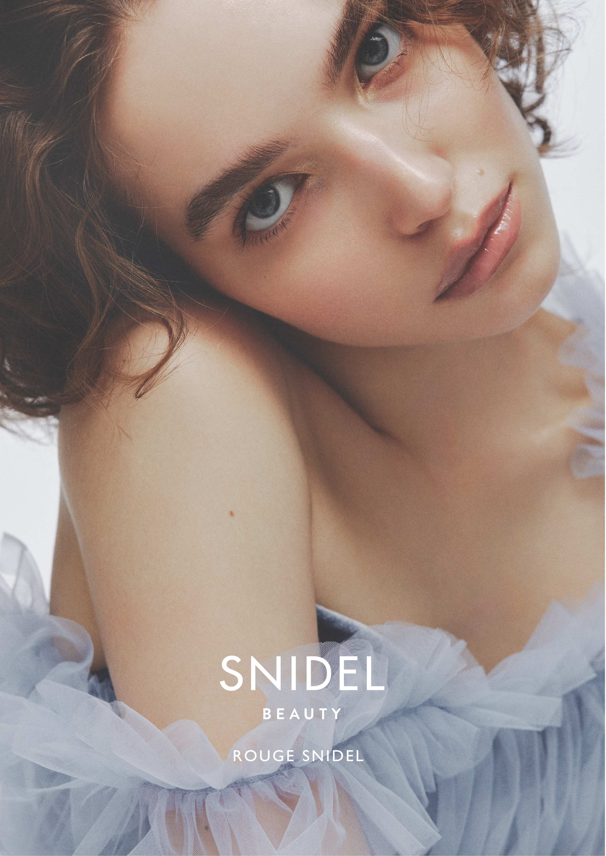 ＜SNIDEL BEAUTY＞シアーな発色と上品なツヤでぴたっと唇に密着する、ナチュラル処方の“ルージュスナイデル n”が新登場。