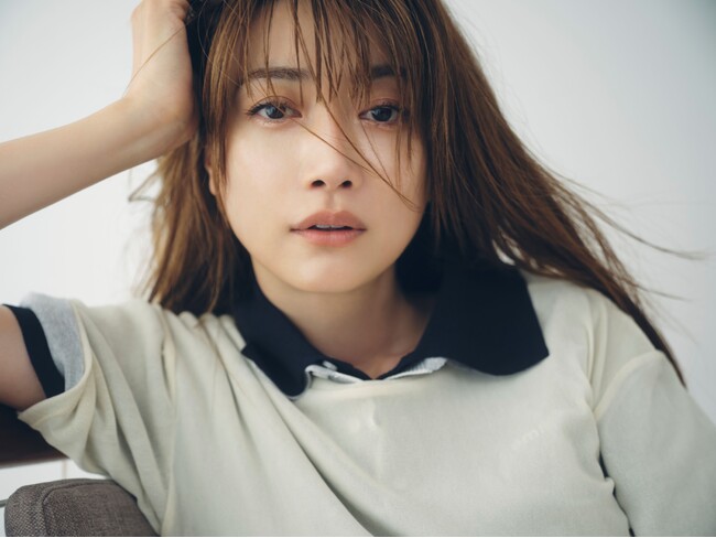 【emmi(エミ)】モデル・ヨンアが魅せる、秋を先取る”HOT SUMMER COLLECTION”が公開<7月10日(木)オンライン先行予約開始>