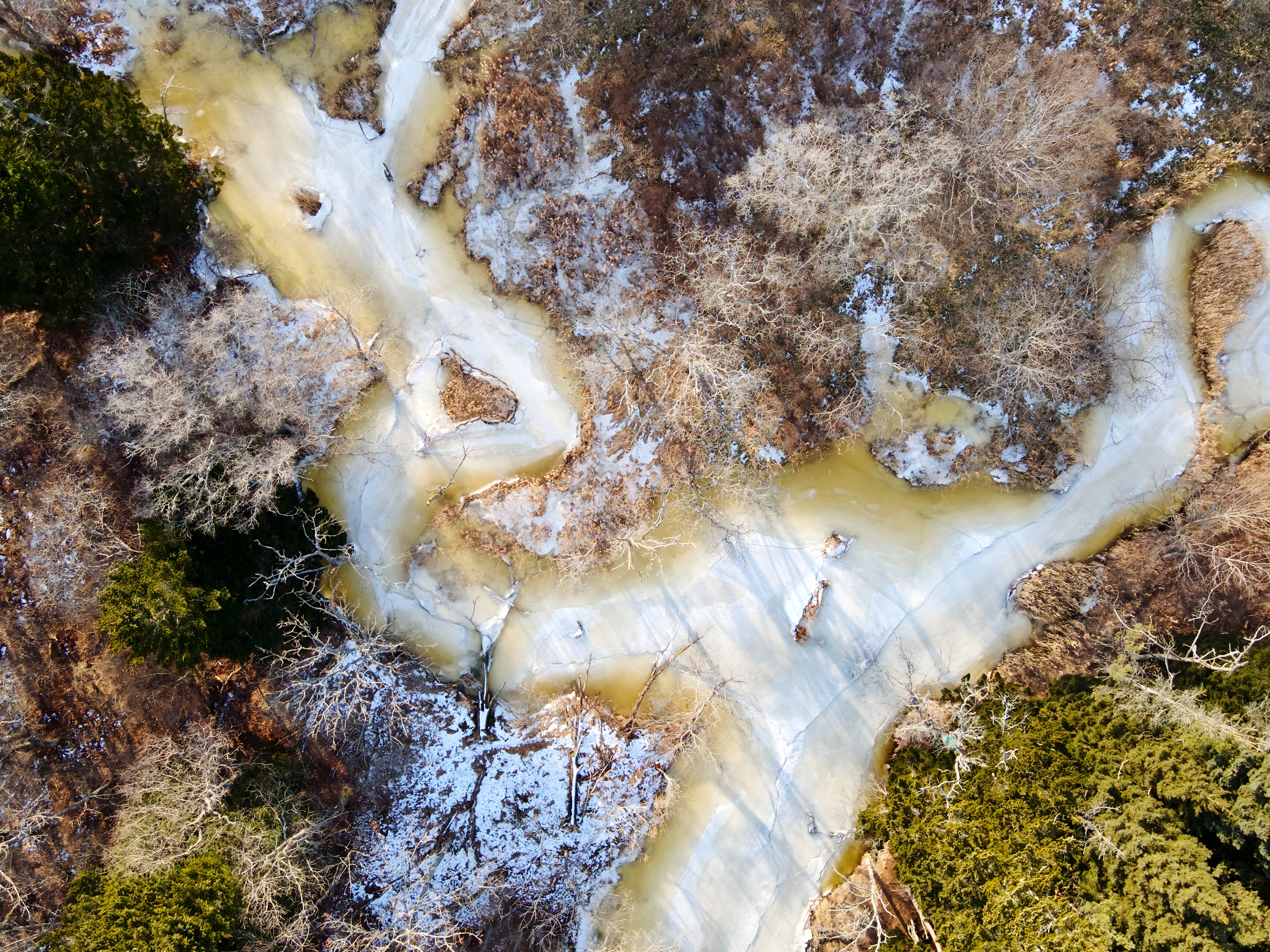 −20℃の世界を真上から。北海道・道東の凍る川を「抽象画」として撮る空撮ファインアートブランド「KAIE Art」誕生