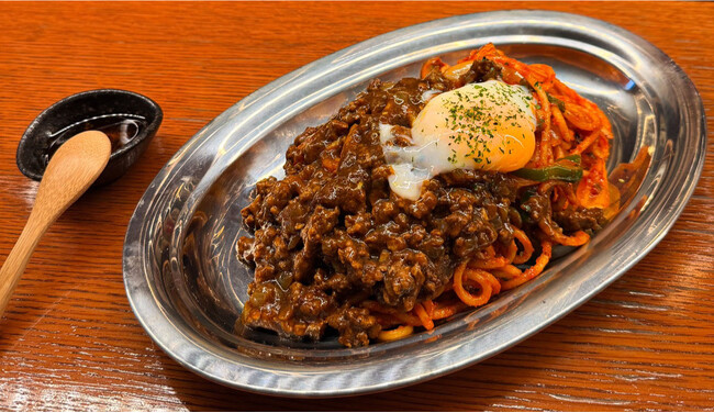 銀座てらやま、ナポリタン×自家製キーマカレーの夏季限定メニュー「キーマカレーナポリタン」を8月より提供開始