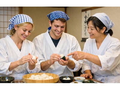 日本米の魅力を世界へ発信100年古民家で訪日客向け初めてのおにぎり作り体験を販売開始