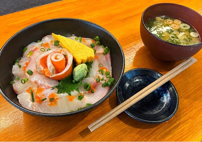 兄から受け継いだ場所で、岩手の海を届ける。盛岡・海鮮居酒屋「糸～ito～」が7月6日、県産食材を使った「岩手三陸丼」の提供を開始