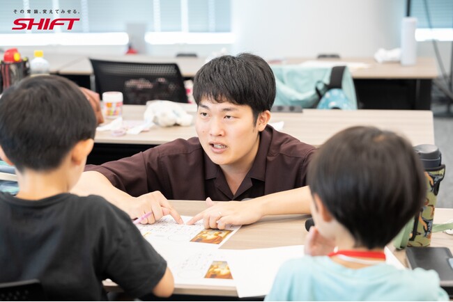 猛暑時代の「夏休みの子どもの居場所」問題に、“親が働く企業”が挑む　従業員が講師を務める「シフトモKidsサマースクール2026」を開催