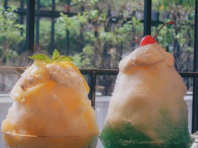 奈良・喫茶52　人気ドリンク　　「メロンクリームソーダ」と「レモンスカッシュ」を　夏限定かき氷として再構築。最後は本来のドリンクへと変化する新しい喫茶体験を提供