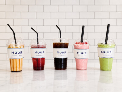 約1Lのメガドリンクが290円。韓国風メガドリンク＆スムージー専門店「MUUS」が8月22日、大阪・高槻...