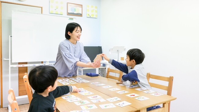 電気も作物も、子どもの学びも時間をかけて育てる。尾道の太陽光の会社が運営する英語教室「はら英語教室」