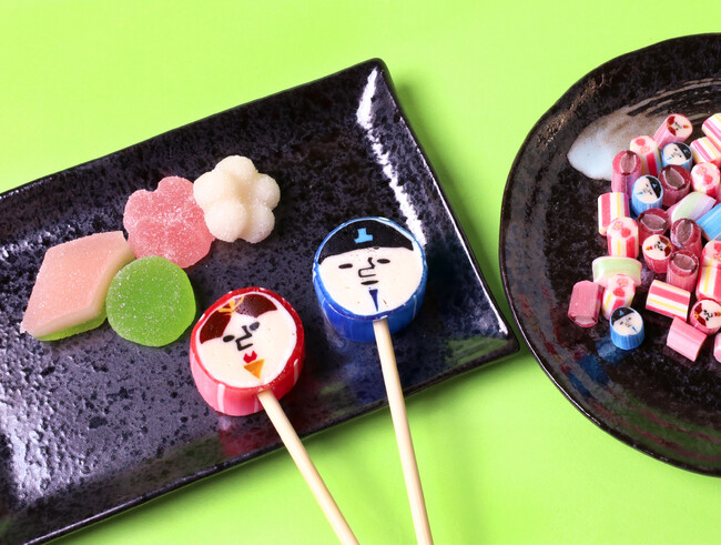 プレスリリース「“シュール”な表情のお内裏様とお雛様？　遊び心があふれるキャンディとバブレッツ　全3種　PAPABUBBLEのひなまつりシリーズ　2月5日より発売」のイメージ画像