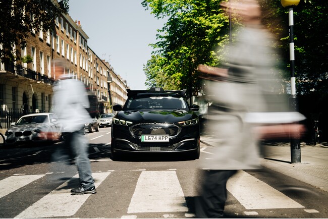 WayveとUber、英国初となる自動運転による配車サービスをロンドンで開始