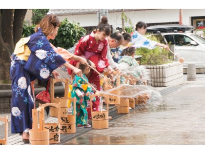 水で暑さを吹き飛ばせ！銀座・博品館TOY PARKで、親子が打ち水！洗うサプライズトイで、暑さも忘れる驚きの大変身！