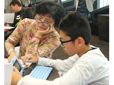 セガグループ初！近未来を想像させる日本最大級のコワーキングスペースで、シニアと孫が一緒に学ぶ「シュミカツ！×セガトイズ プログラミング教室」を開催