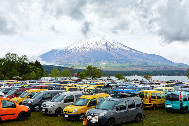 春の開催となったルノー カングー ジャンボリー2025を楽しむために山中湖畔に1,289台の色とりどりのクルマが集まりました