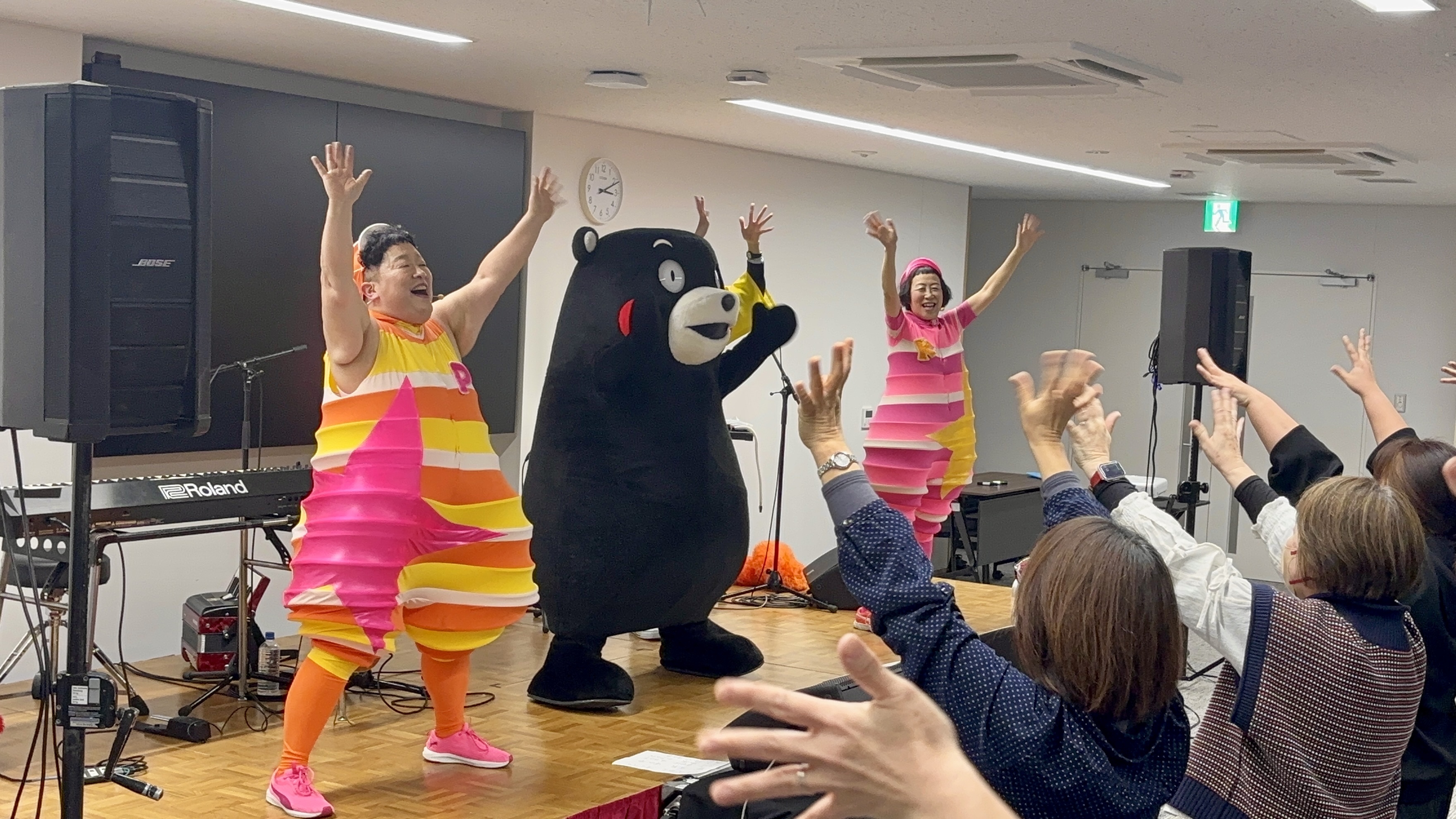 保育アーティストのケロポンズが熊本の幼稚園・保育園・こども園の先生方を対象とした無料講習会を開催！熊本県「こどもまんなか応援サポーター」くまモンもゲストで参加。