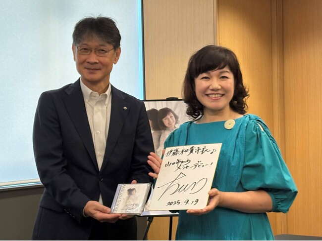 シンガーソングライターちひろ、金子みすゞの詩を歌ったアルバム完成を山口市長に報告