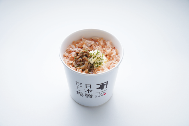 パリパリとまろやか。食欲の秋、味わいごはん 「いぶりがっこクリームチーズのせかつぶしめし」 「日本橋だし場 本店」にて10月1日新発売