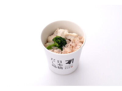 1食18g！鰹節で美味しくたんぱく質を摂取 「ささみブロッコリーのせかつぶしめし」 「日本橋だし場 本店」にて2026年4月28日より期間限定販売
